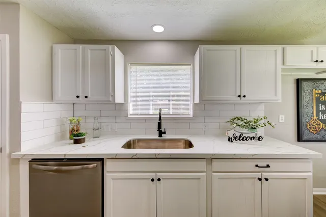 $2,000 | 8511 Honeysuckle, Highlands, TX 77562