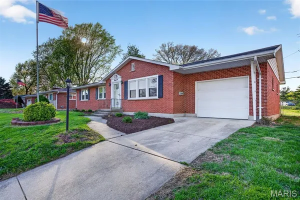 $329,000 | 11 Elmwood Place, St. Charles, MO 63301