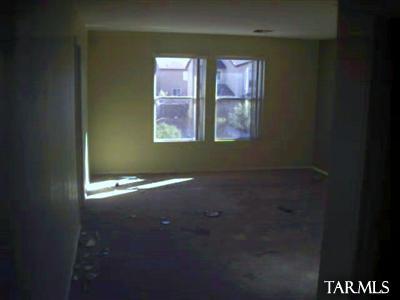 5740 South Manta Ray Road Tucson, AZ 85706 - Photo 2 of 5 an empty room with windows