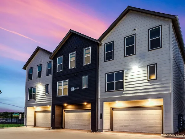 $3,122 | 1000 Fort Worth Avenue, Unit 2515, Dallas, TX 75208