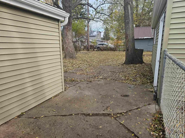 a view of a backyard