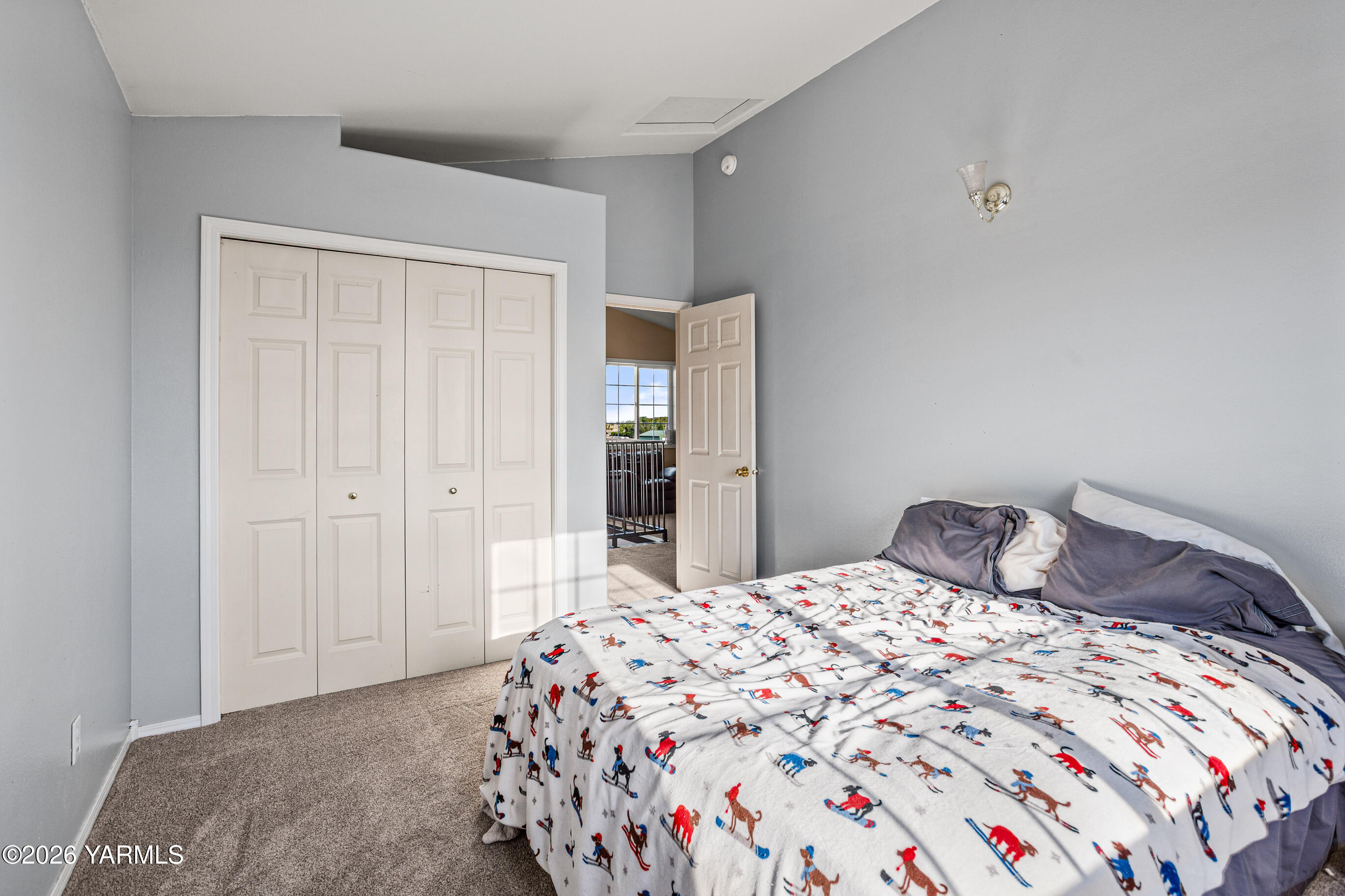 5060 Lombard Loop Road Zillah, WA 98953 - Photo 42 of 65 a bedroom with a bed and a window