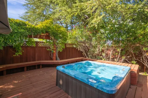 a view of a backyard