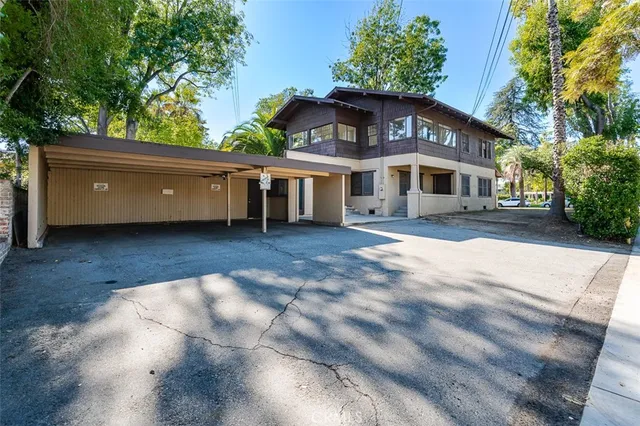 a view of a house with a yard