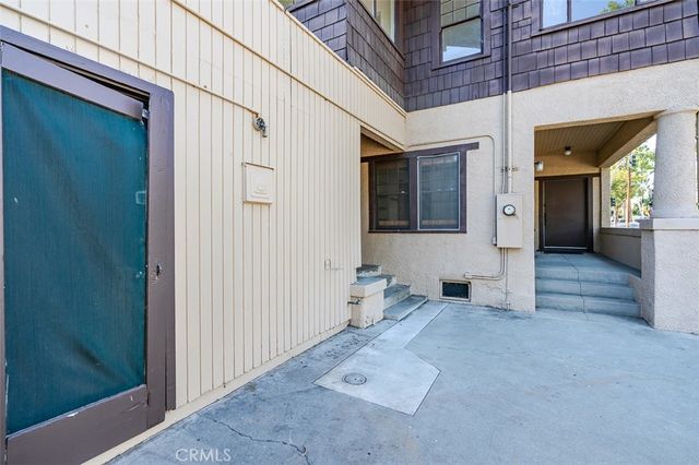 a view of an entryway of the house