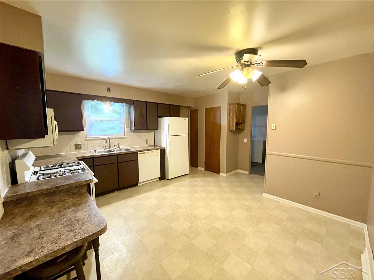 806 Schust Road Saginaw, MI 48604 - Photo 5 of 15 Kitchen