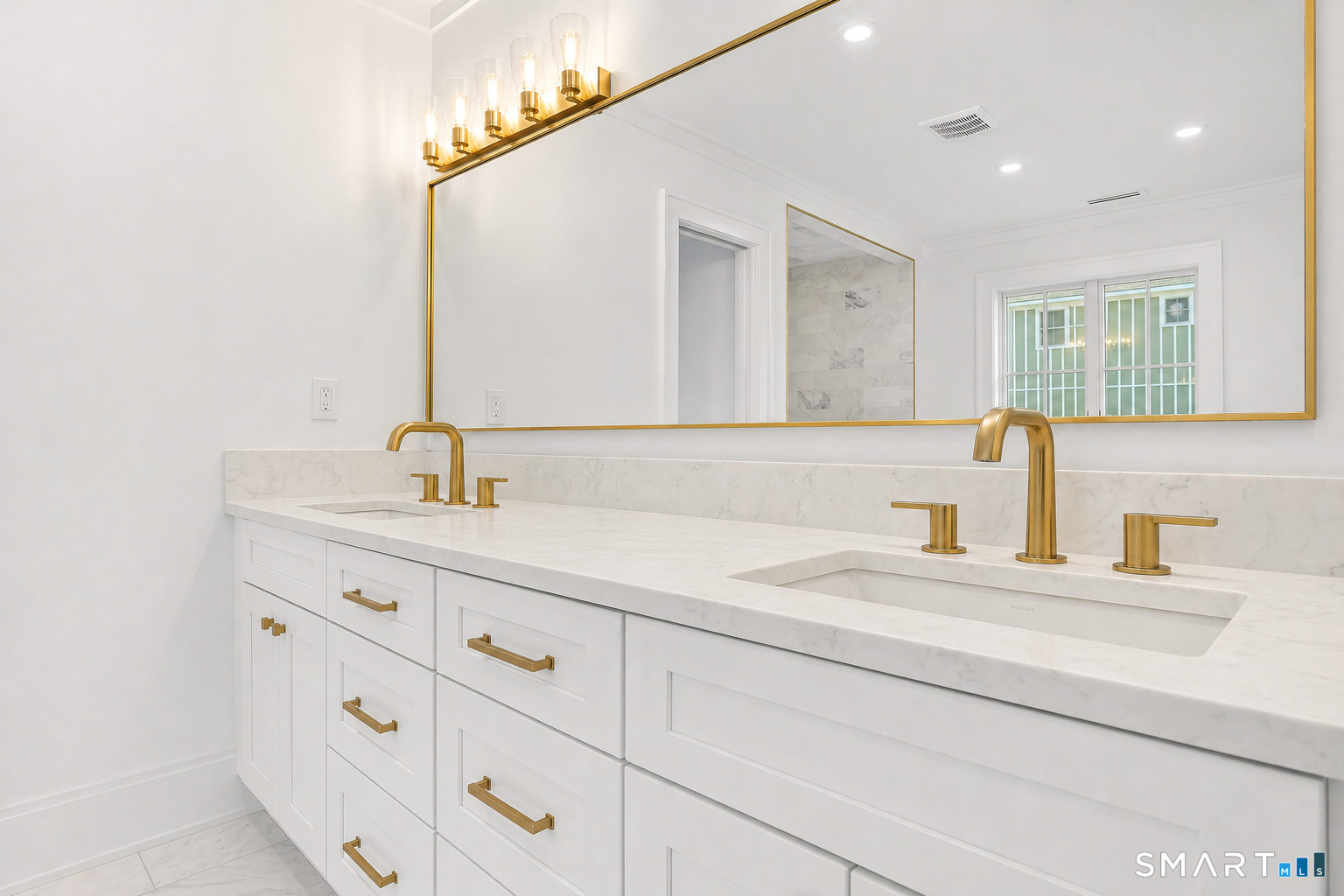 20 Locust Hill Road Darien, CT 06820 - Photo 13 of 30 En-suite primary bathroom