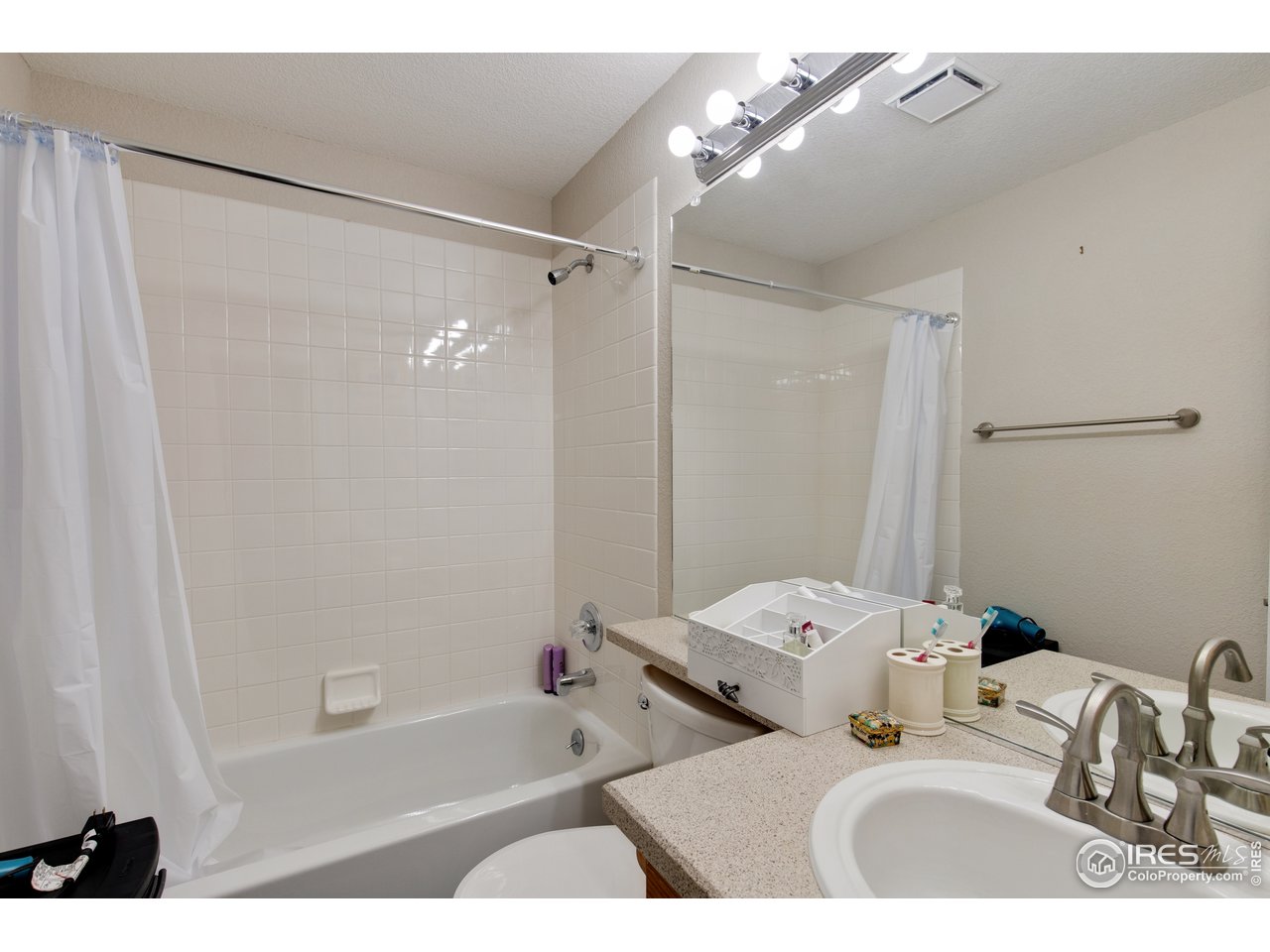 5635 Quarry Court Boulder, CO 80301 - Photo 20 of 28 a bathroom with a bathtub and a sink
