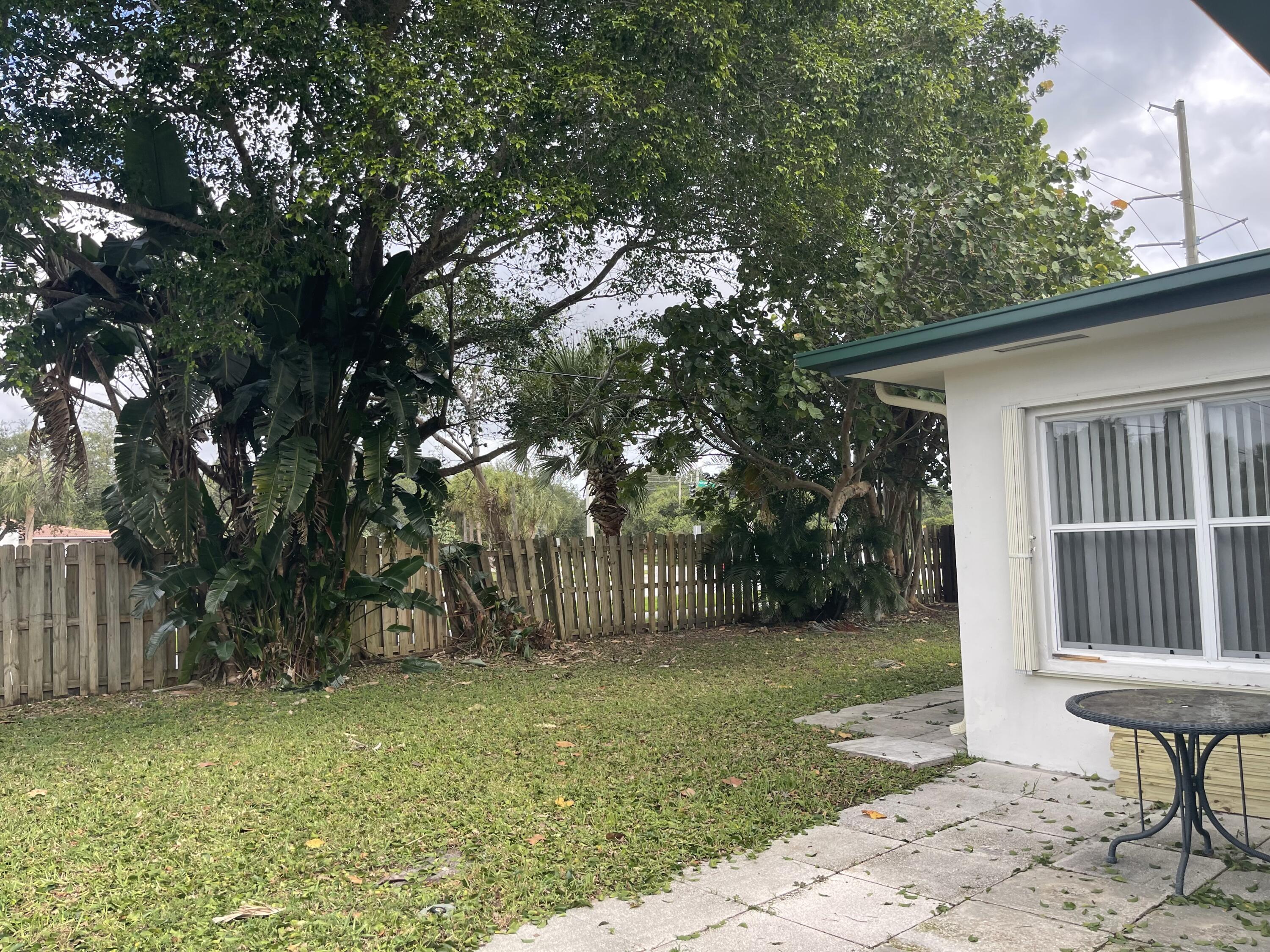 927 West Royal Palm Road Boca Raton, FL 33486 - Photo 31 of 31 a view of a backyard with a table and chairs
