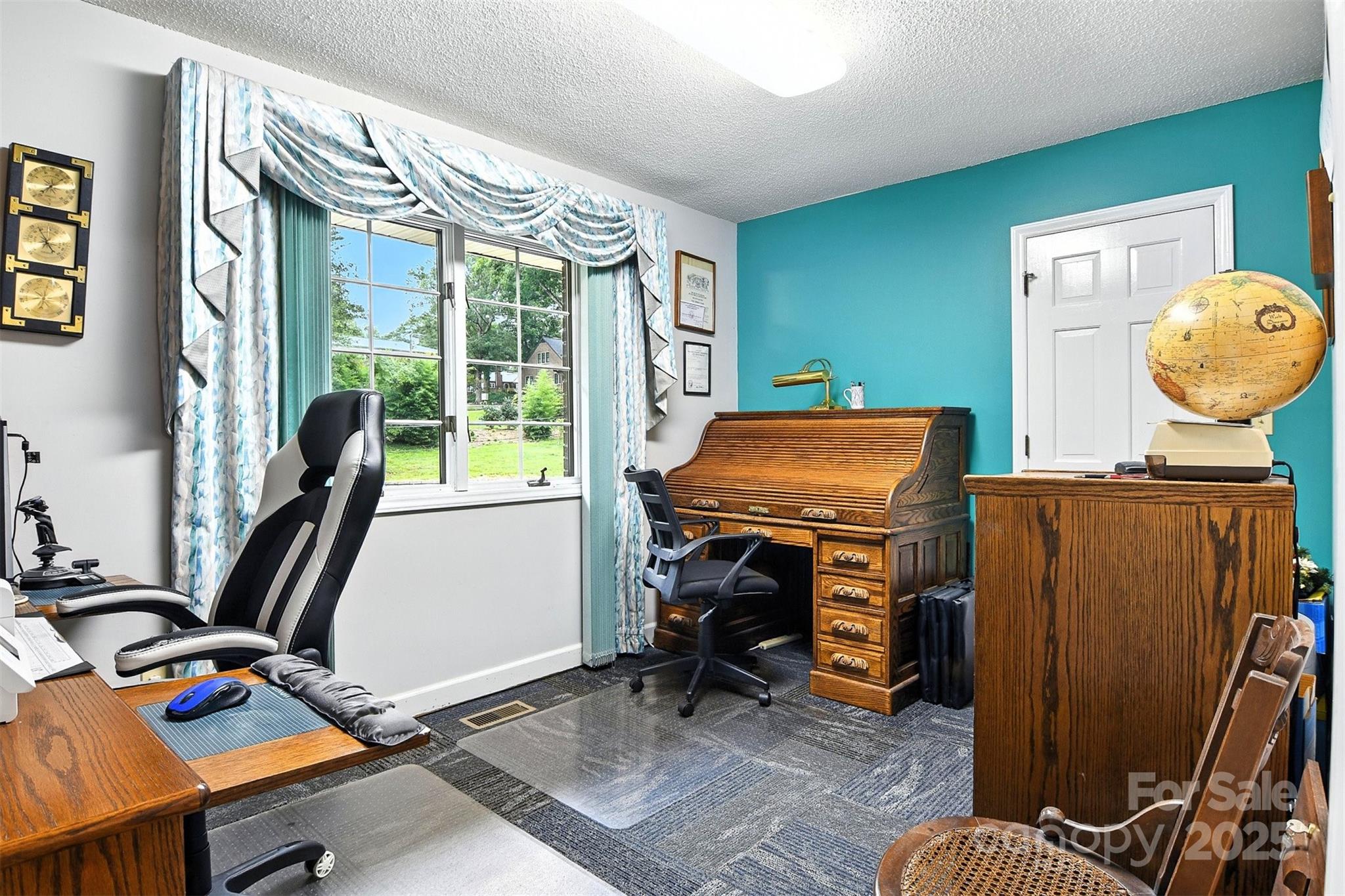 530 5th Street Northwest Hickory, NC 28601 - Photo 25 of 48 a room with furniture and musical instruments