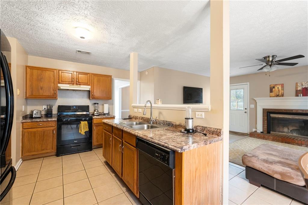 905 Ahearn Court Suwanee, GA 30024 - Photo 8 of 26 a kitchen with stainless steel appliances granite countertop a sink stove and refrigerator