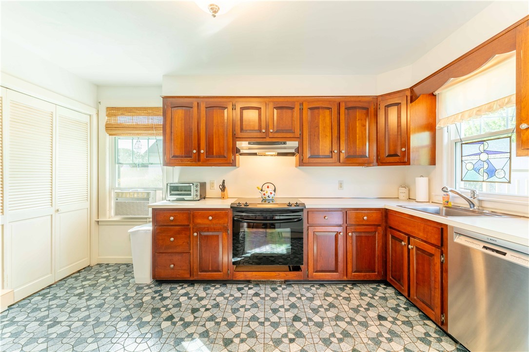 97 Beach Street Westerly, RI 02891 - Photo 9 of 33