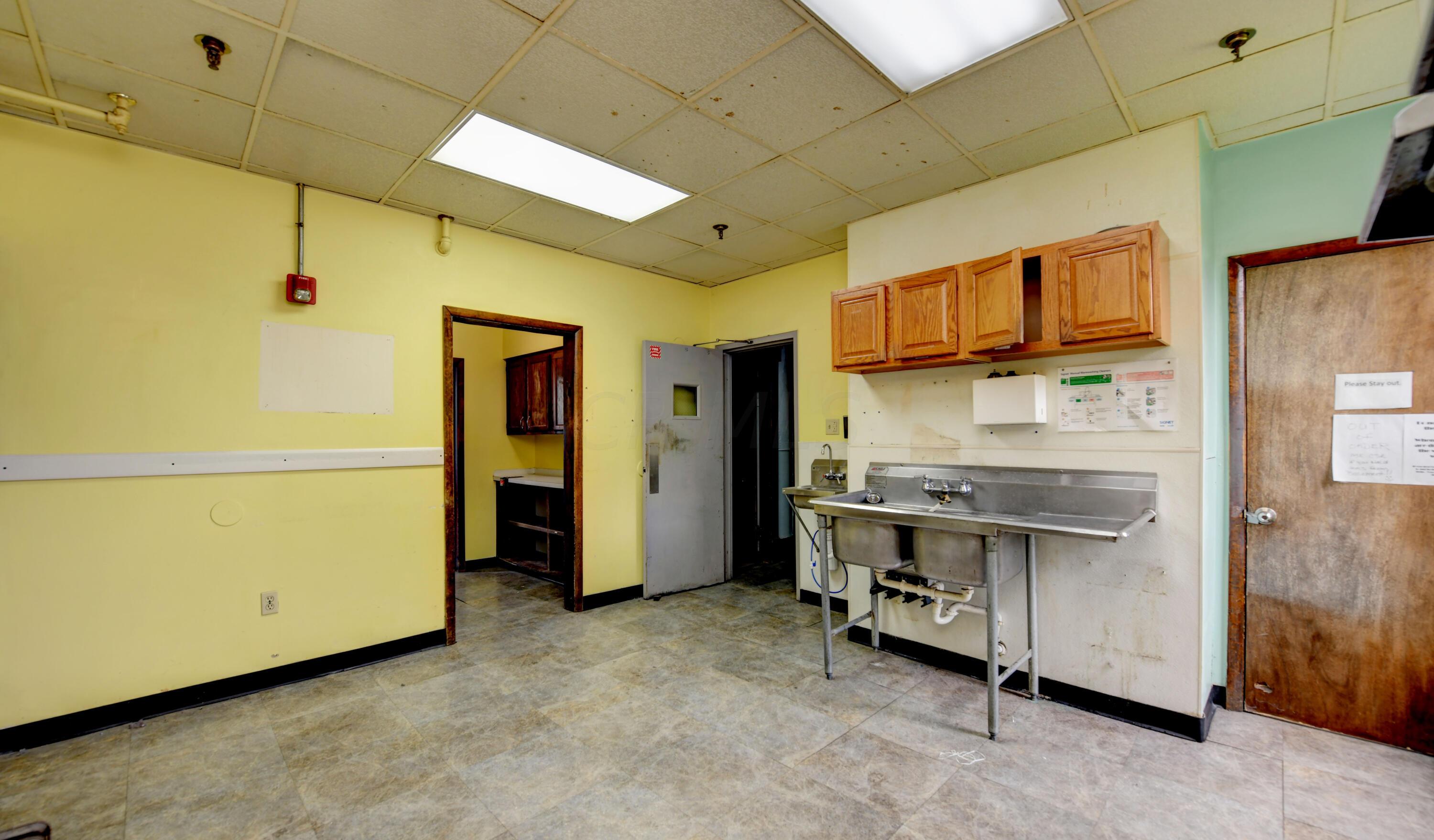 844 Bryden Road Columbus, OH 43205 - Photo 26 of 53 First Floor Living Space- Kitchen (3)