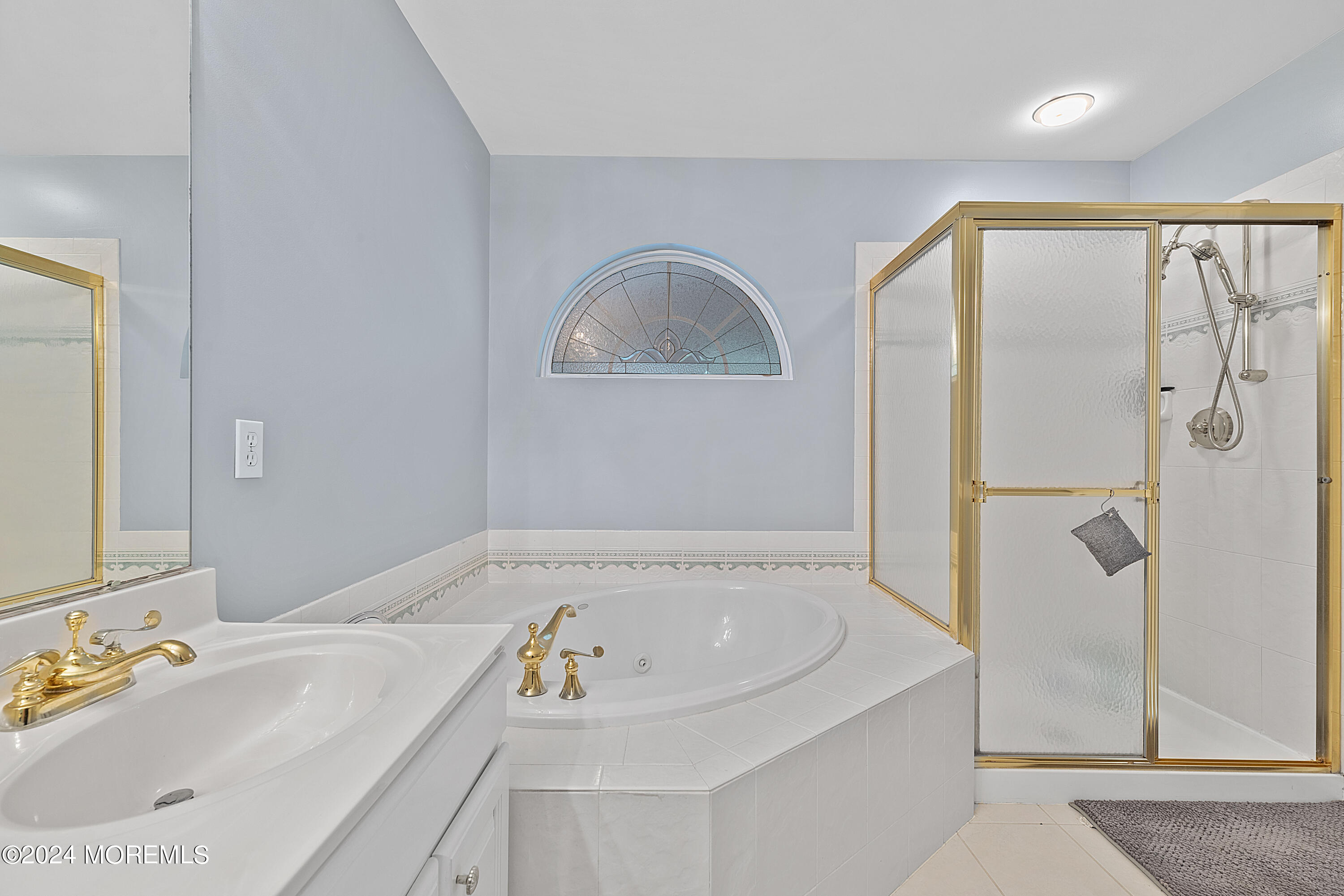 54 Foxwood Road Lakewood, NJ 08701 - Photo 19 of 45 a bathroom with a tub a sink and a mirror