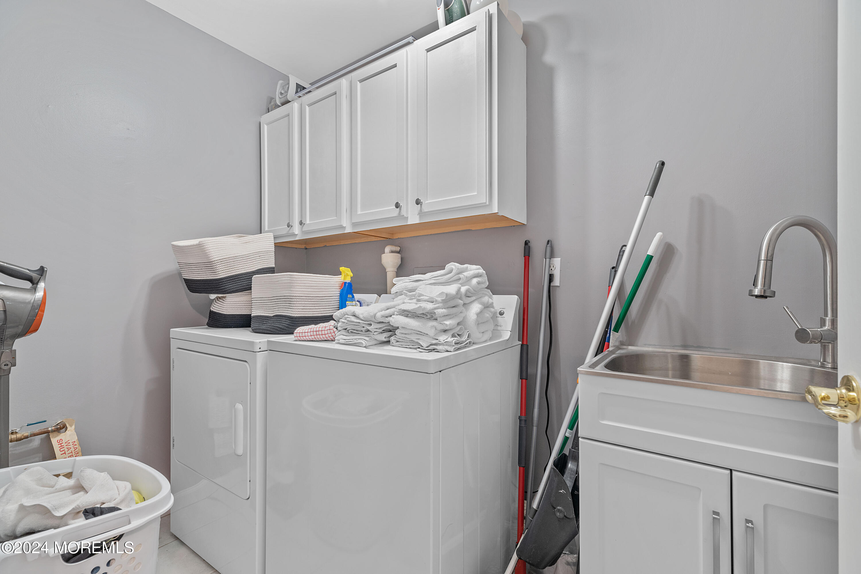 54 Foxwood Road Lakewood, NJ 08701 - Photo 32 of 45 a bathroom with a sink toilet and a mirror