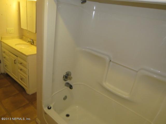 126 Browns Road San Mateo, FL 32187 - Photo 8 of 16 MASTER BATH