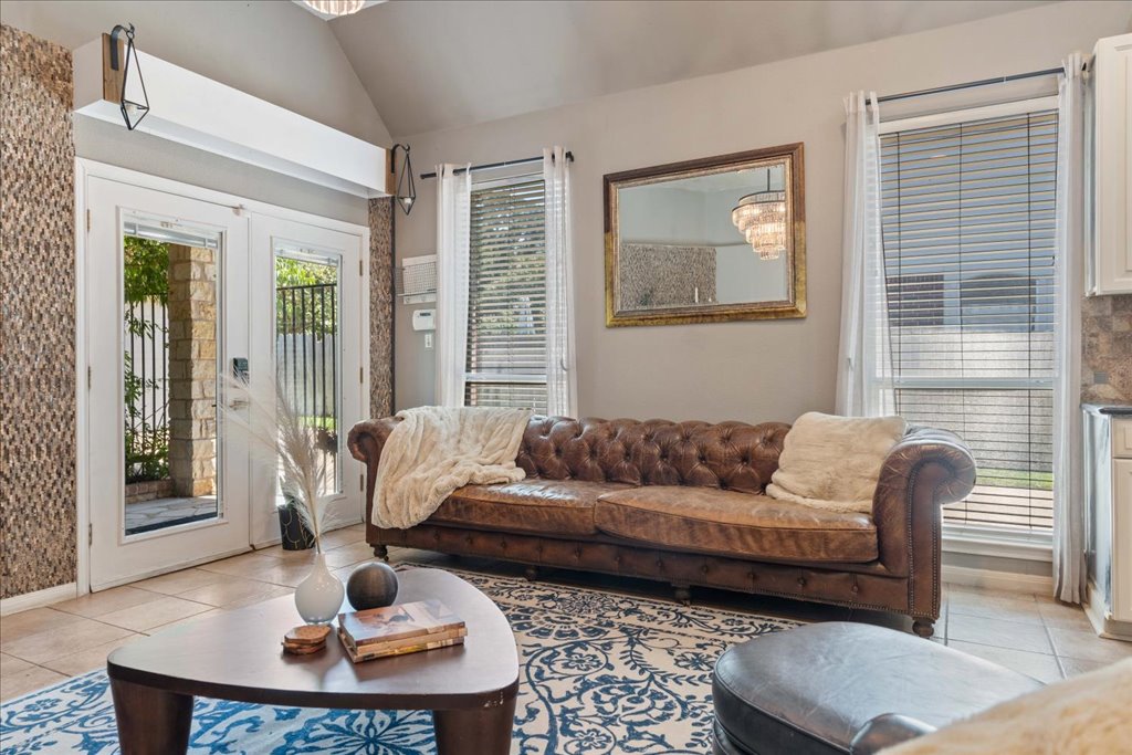 1505 Laurel Oak Loop Round Rock, TX 78665 - Photo 13 of 40 a living room with furniture and a large window