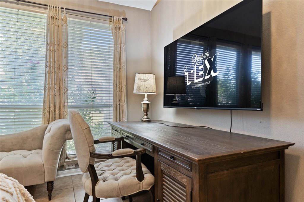 1505 Laurel Oak Loop Round Rock, TX 78665 - Photo 21 of 40 a living room with a couch and a flat screen tv