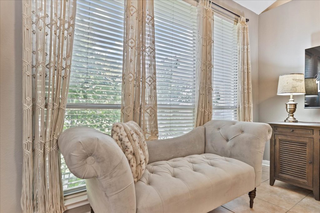 1505 Laurel Oak Loop Round Rock, TX 78665 - Photo 22 of 40 a living room with furniture and a large window