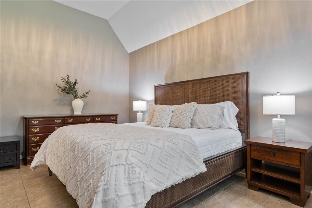 1505 Laurel Oak Loop Round Rock, TX 78665 - Photo 24 of 40 a bedroom with a bed and a potted plant