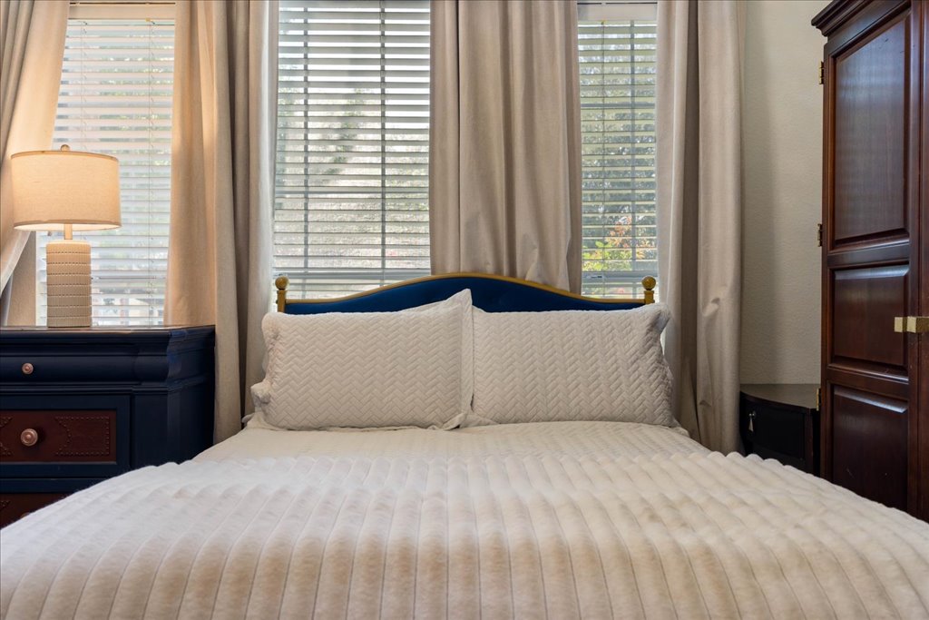 1505 Laurel Oak Loop Round Rock, TX 78665 - Photo 30 of 40 a bedroom with a large bed and a window