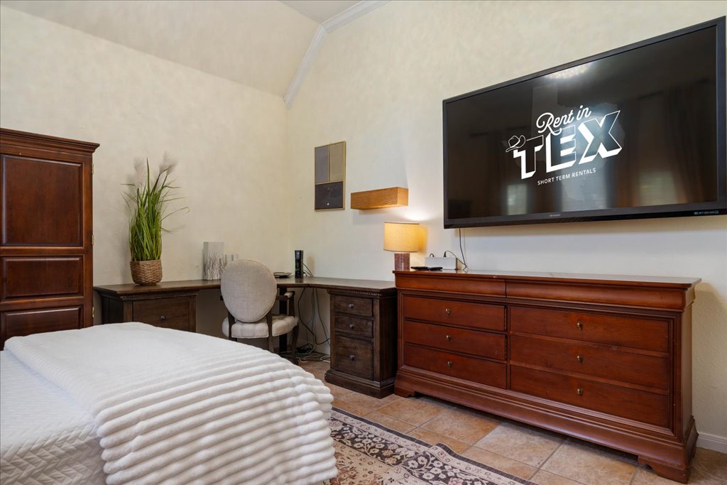 1505 Laurel Oak Loop Round Rock, TX 78665 - Photo 32 of 40 a bedroom with a bed and a potted plant on the dresser