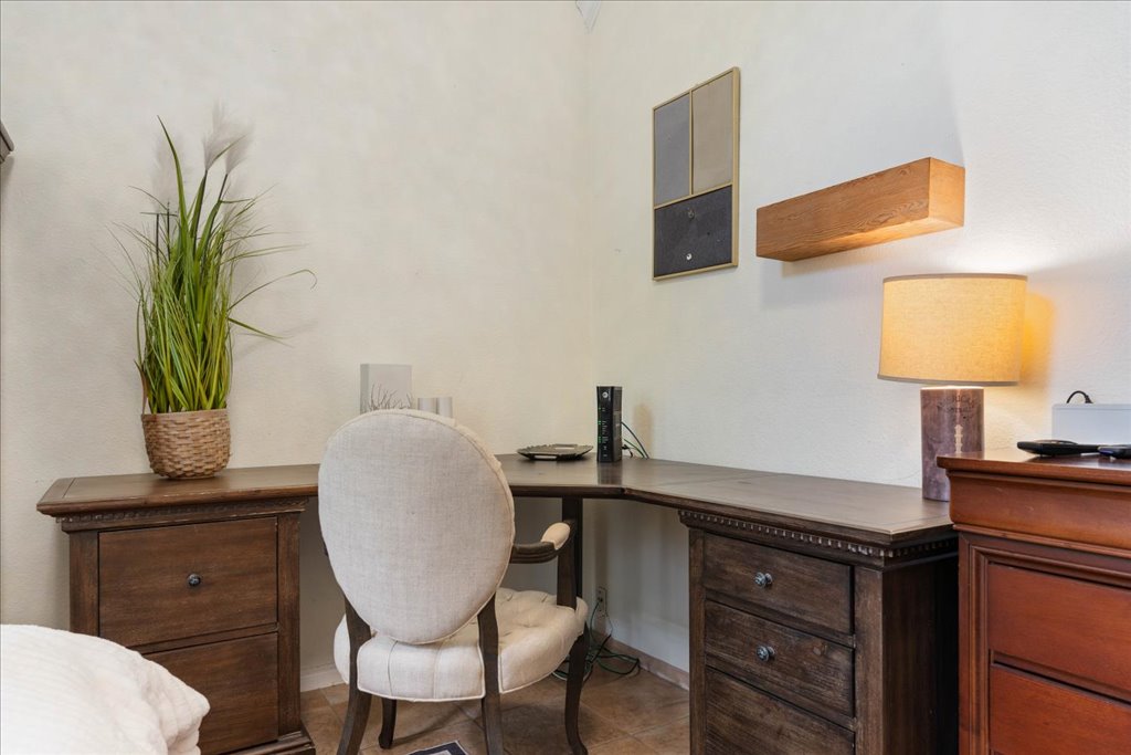 1505 Laurel Oak Loop Round Rock, TX 78665 - Photo 33 of 40 a kitchen with a table and a chair