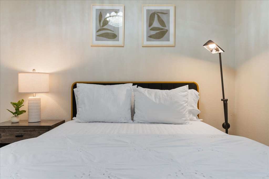 1505 Laurel Oak Loop Round Rock, TX 78665 - Photo 36 of 40 a large bed sitting in a bedroom next to a lamp