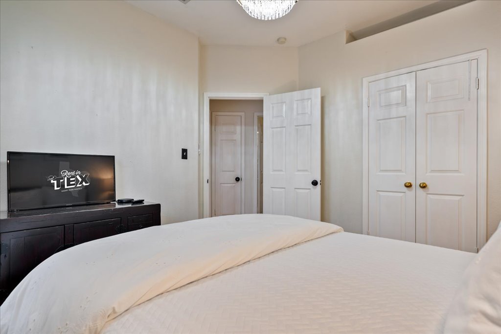 1505 Laurel Oak Loop Round Rock, TX 78665 - Photo 37 of 40 a bedroom with a bed and a television