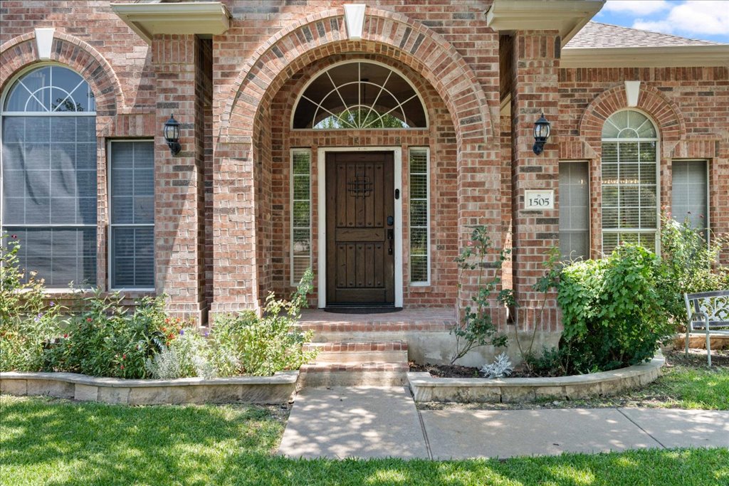 1505 Laurel Oak Loop Round Rock, TX 78665 - Photo 7 of 40 a front view of a house with garden