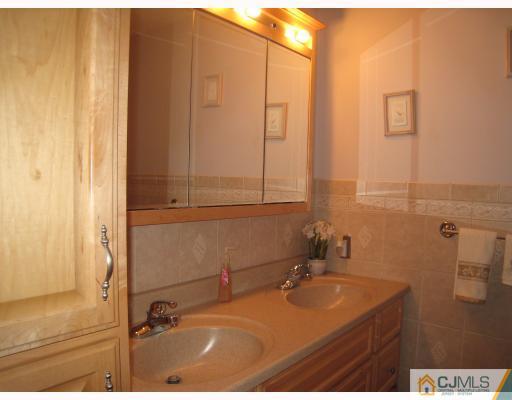 39 Woodbury Road Edison, NJ 08820 - Photo 8 of 10 Gallery Image 8