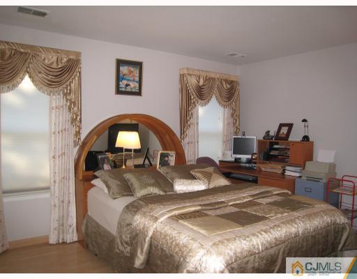 39 Woodbury Road Edison, NJ 08820 - Photo 9 of 10 Gallery Image 9