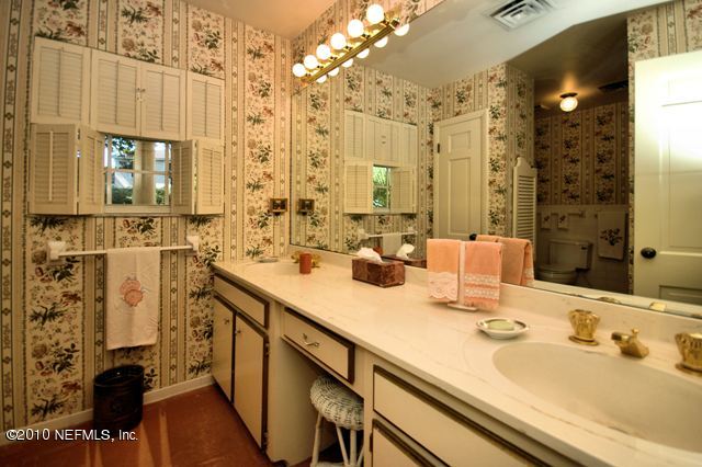 8184 Hollyridge Road Jacksonville, FL 32256 - Photo 15 of 18 Hallway Bath