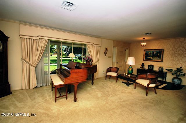 8184 Hollyridge Road Jacksonville, FL 32256 - Photo 9 of 18 Living Room