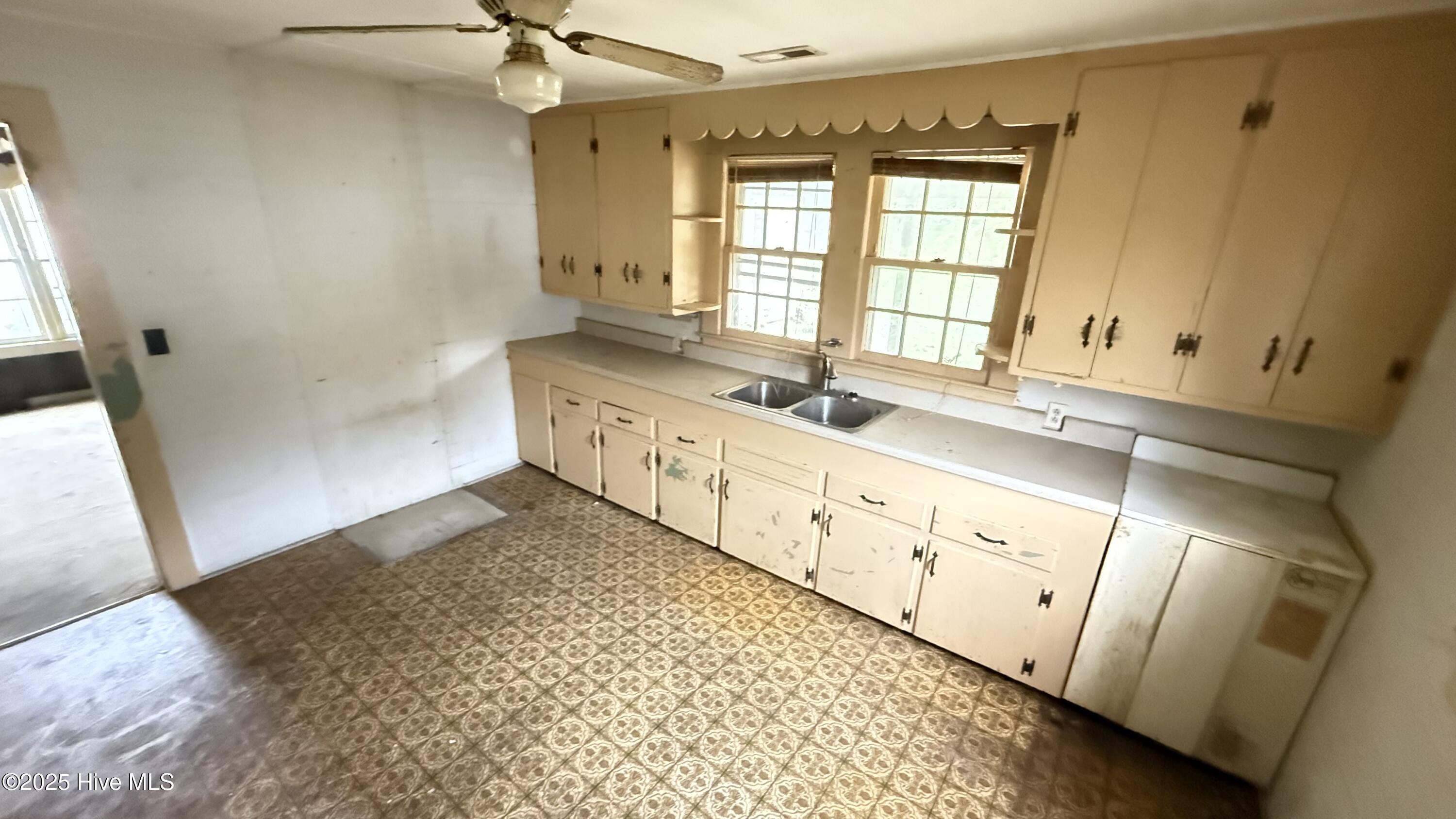 513 Steele Street Mount Olive, NC 28365 - Photo 29 of 31 IMG_E3897