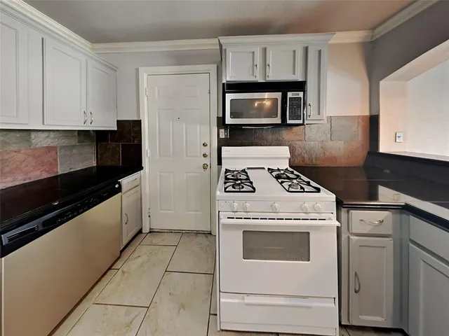 $1,393 | 2320 Cass Street, Fort Worth, TX 76112