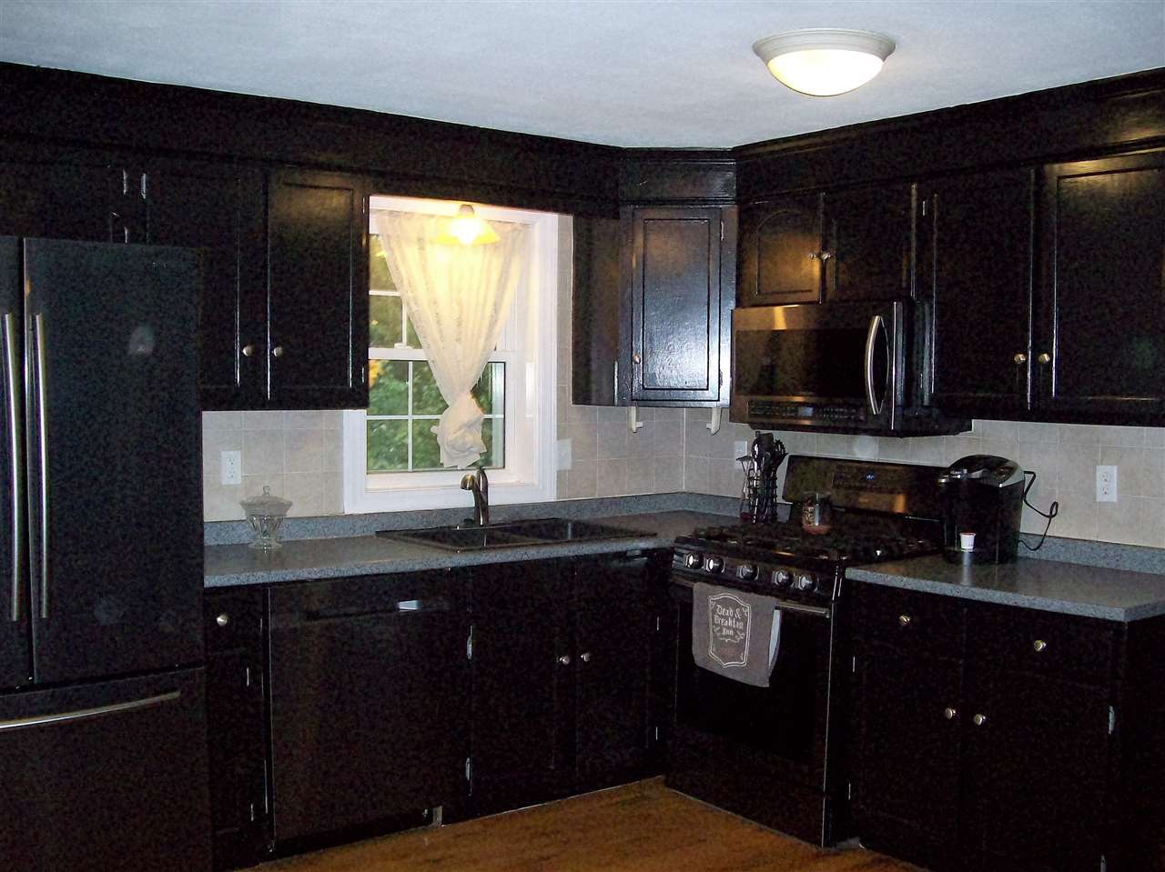 10 Roderick Circle Nashua, NH 03062 - Photo 4 of 25 Gallery Image 4