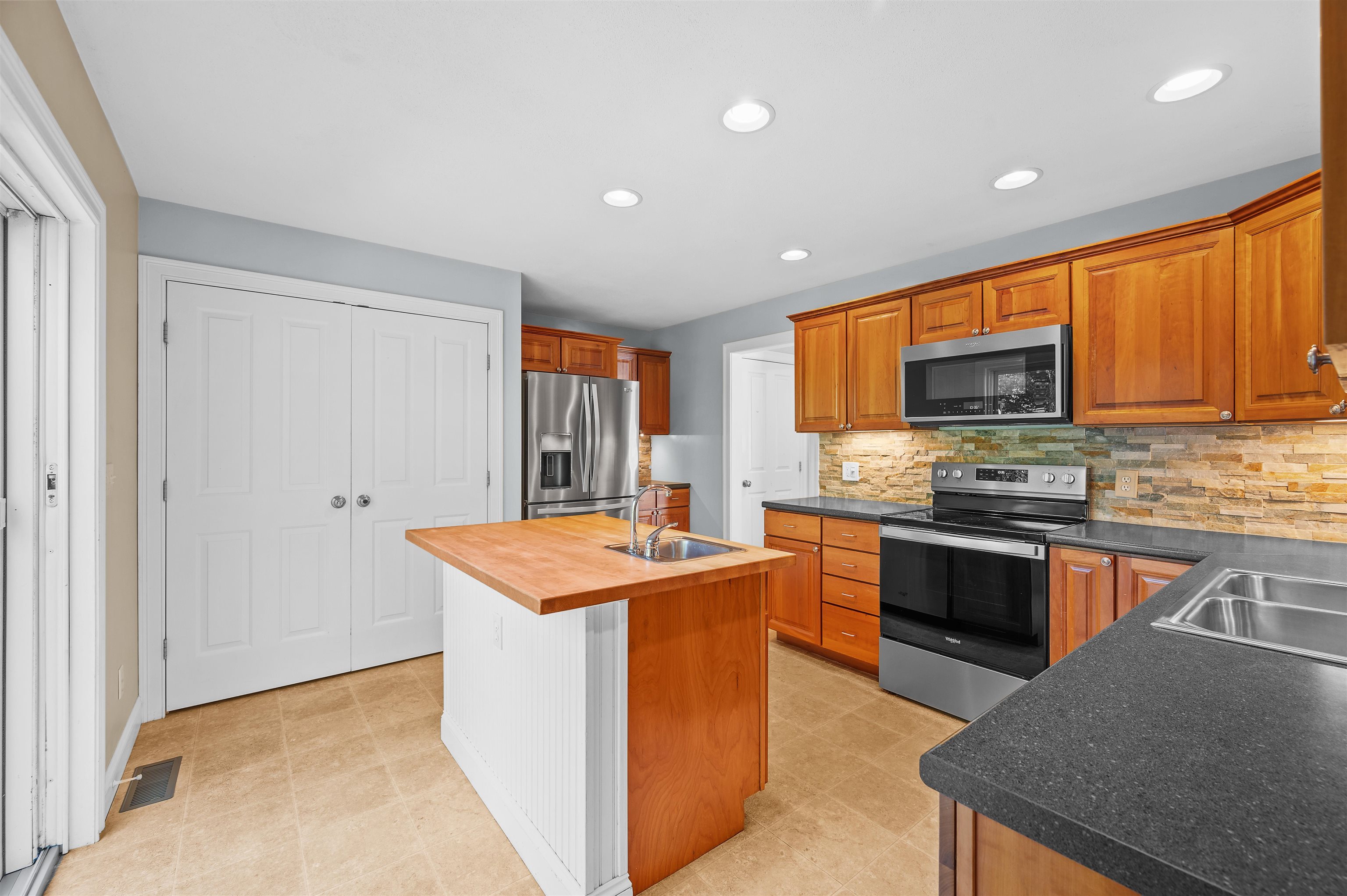 35 Gatchell Way, Unit B Epping, NH 03042 - Photo 15 of 51