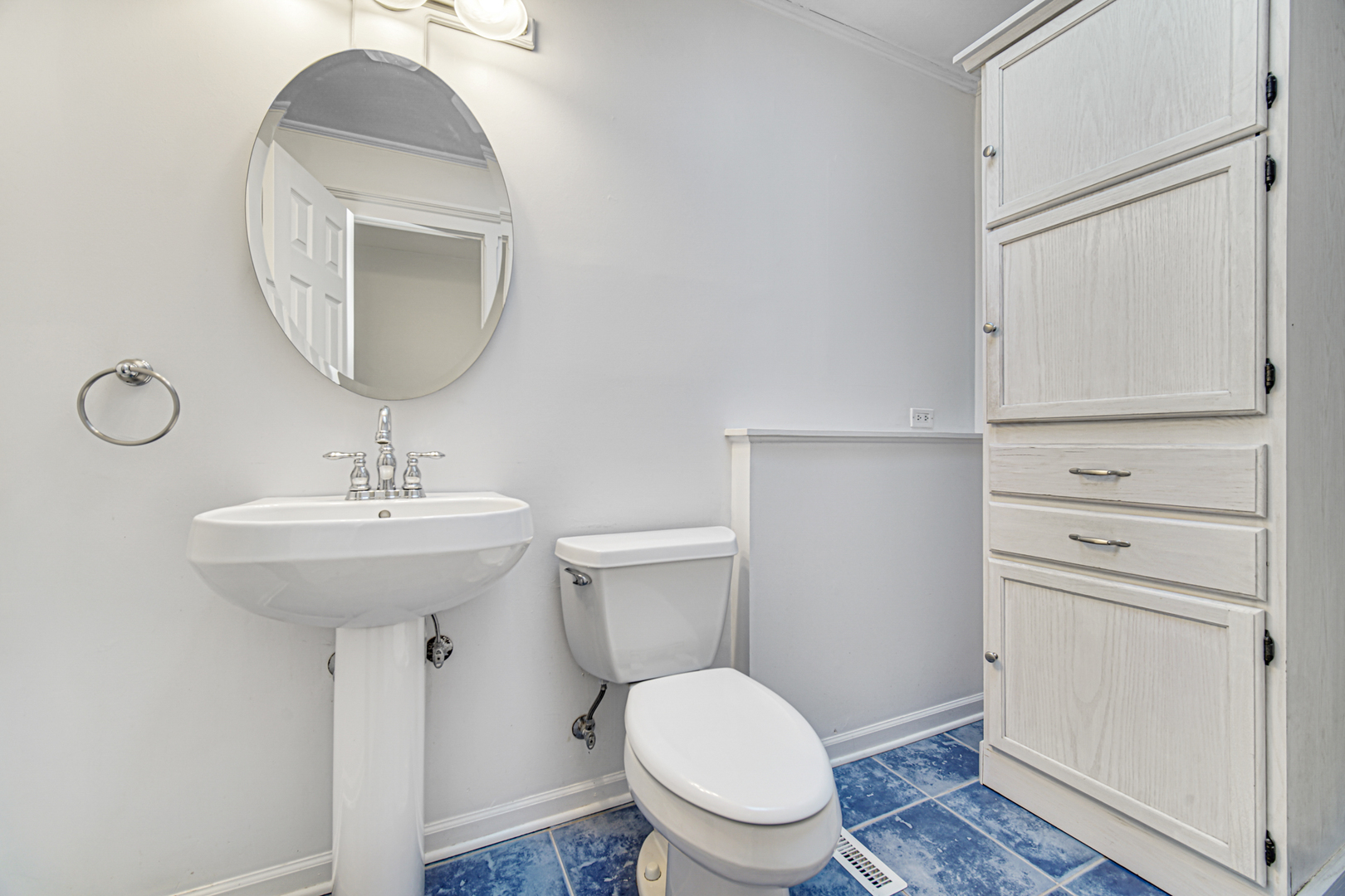 2109 Robin Lane Rolling Meadows, IL 60008 - Photo 13 of 21 a bathroom with a toilet sink and mirror
