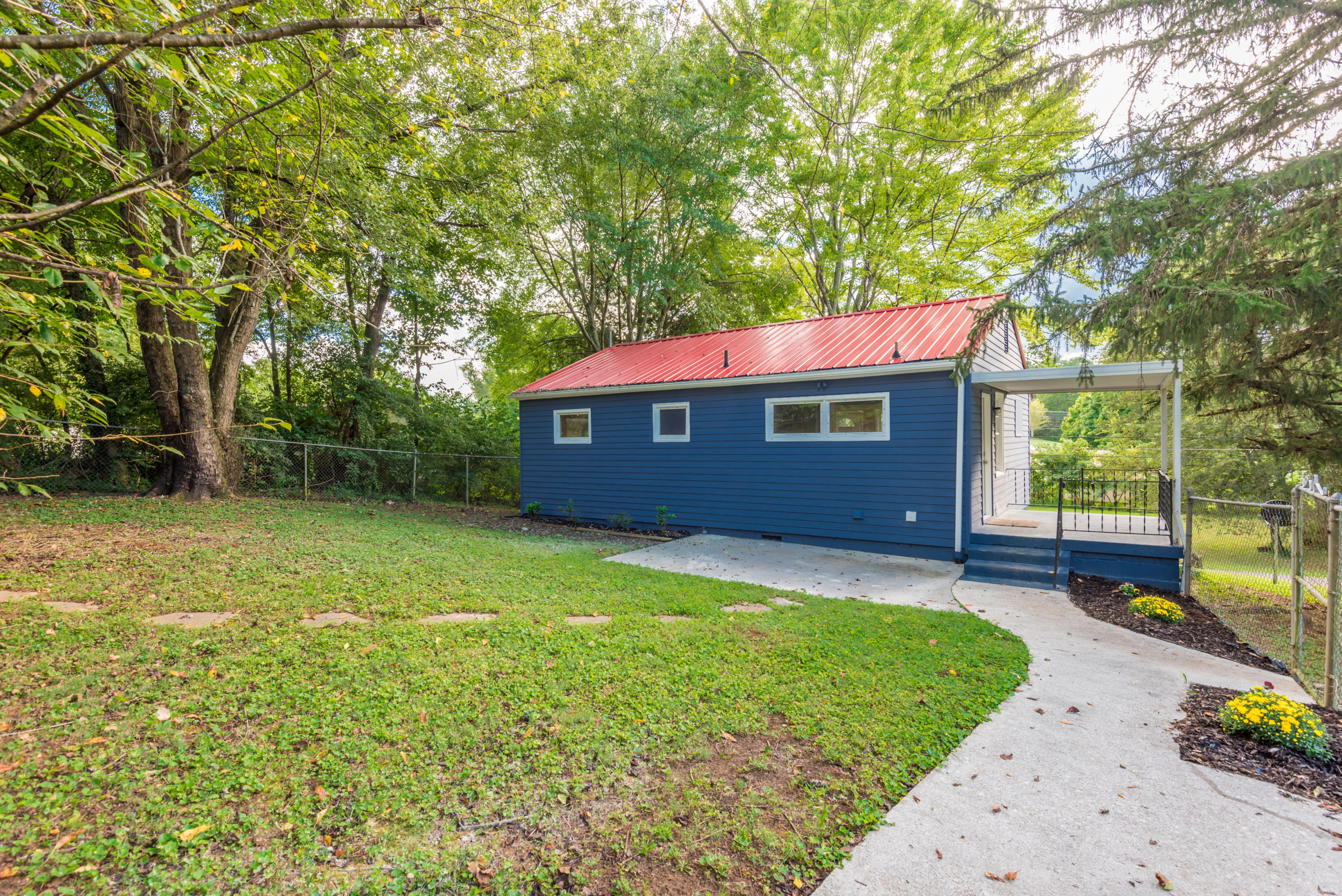 2224 Sandusky Road Knoxville, TN 37912 - Photo 3 of 28 2224SanduskyRd-18