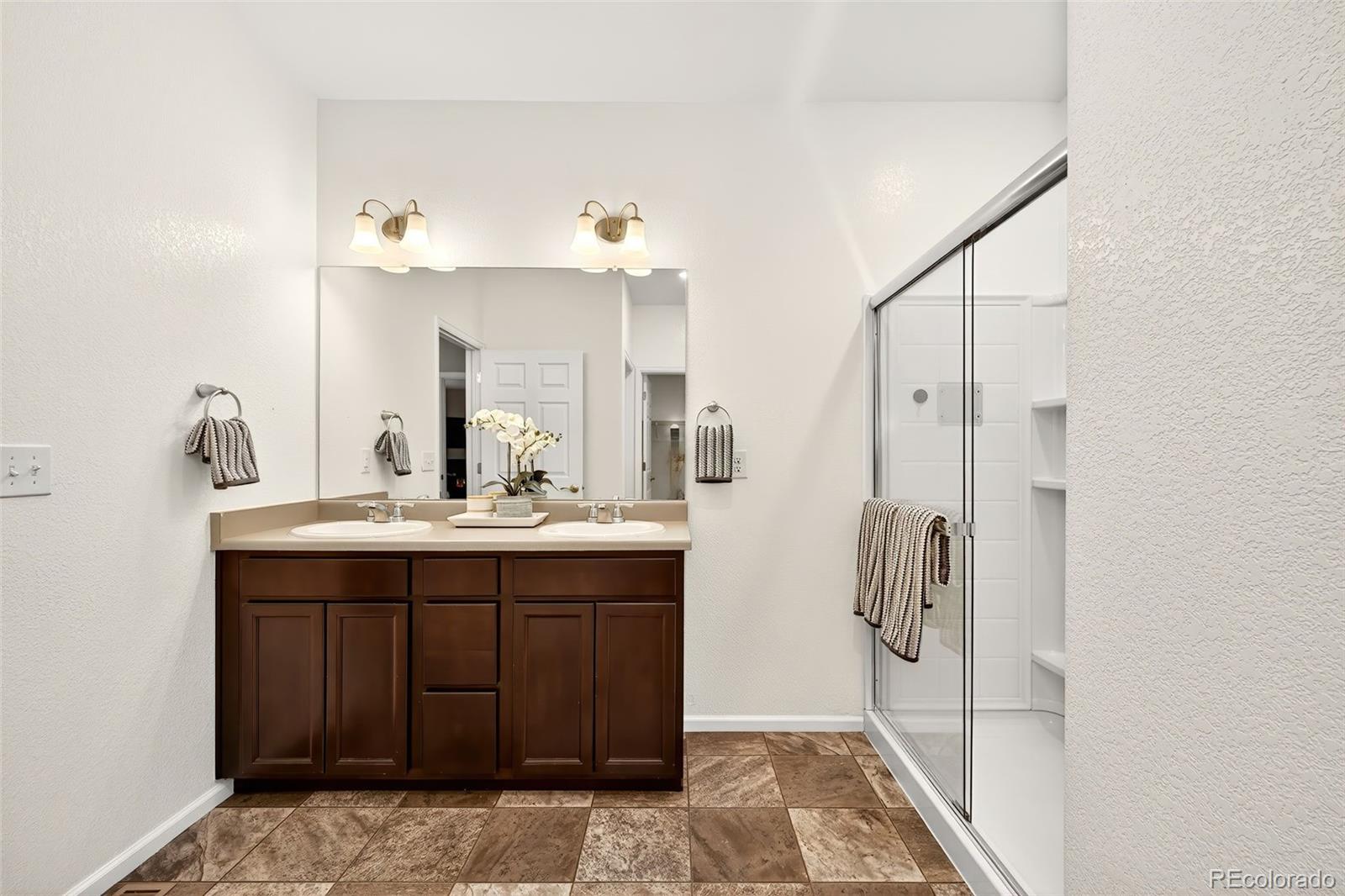 22603 East Radcliff Drive Aurora, CO 80015 - Photo 19 of 42 a bathroom with a sink and a mirror