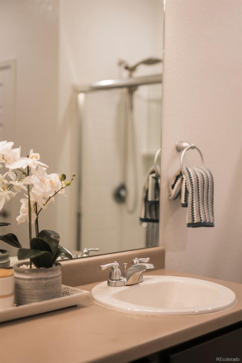 22603 East Radcliff Drive Aurora, CO 80015 - Photo 21 of 42 a bathroom with a sink and a mirror
