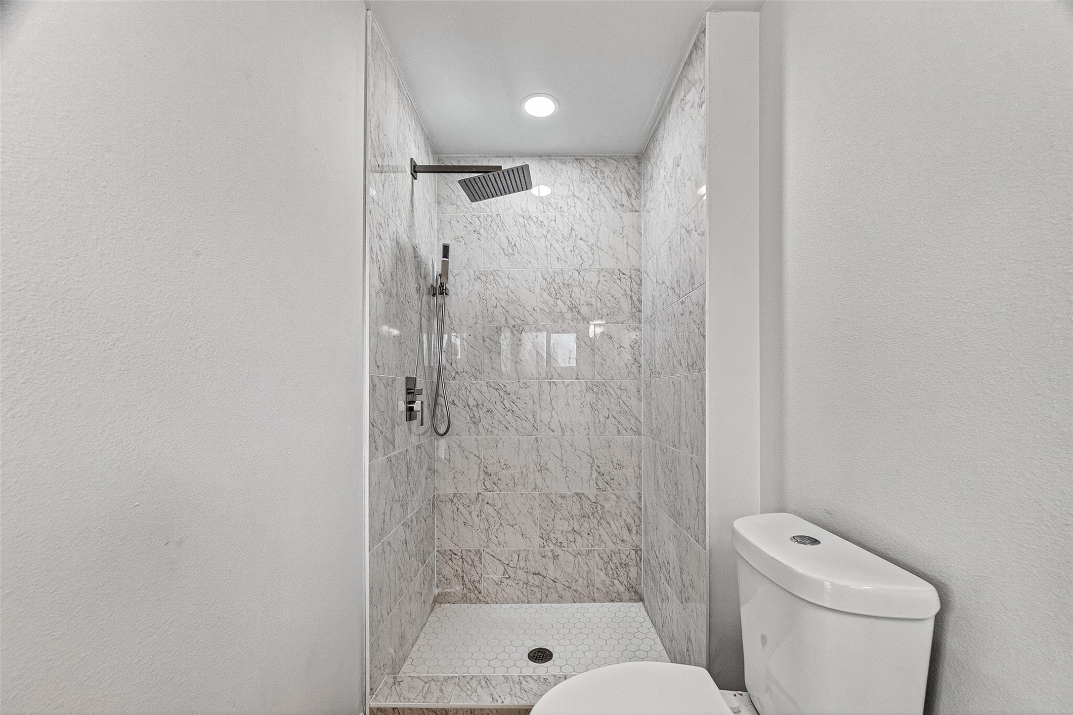 9723 Ebb Street Houston, TX 77089 - Photo 18 of 20 Large shower in primary bathroom.