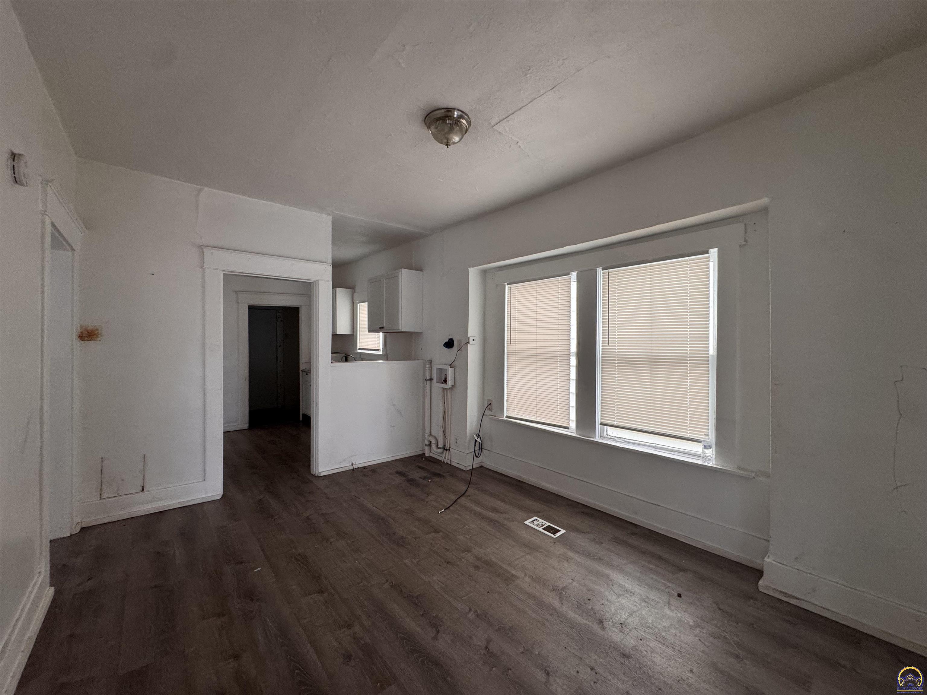 216 Southeast Lake Street Topeka, KS 66607 - Photo 2 of 17