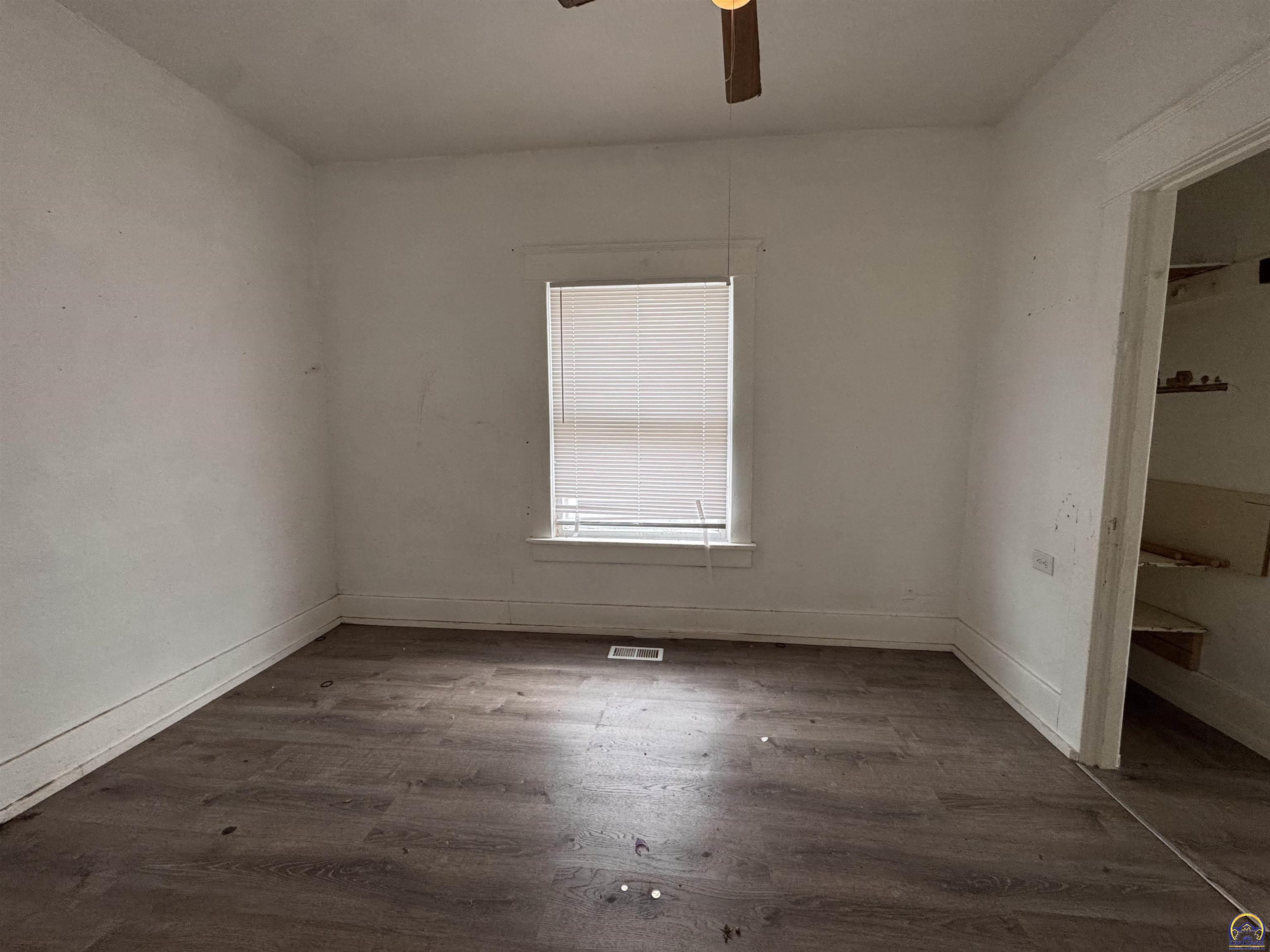 216 Southeast Lake Street Topeka, KS 66607 - Photo 8 of 17