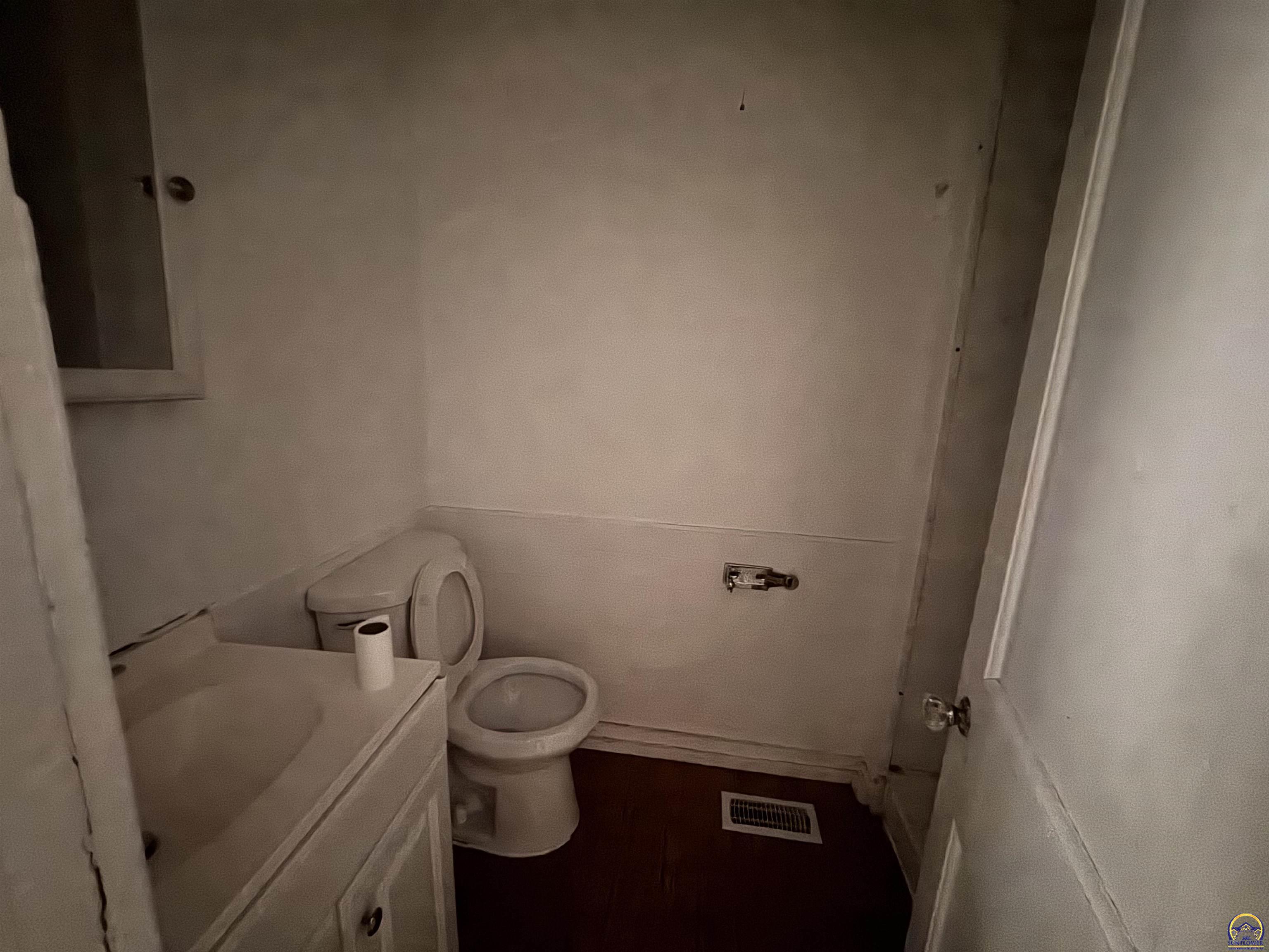 216 Southeast Lake Street Topeka, KS 66607 - Photo 9 of 17