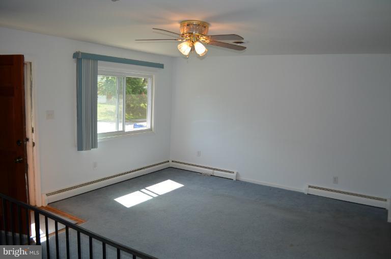 15408 Michigan Rd. Woodbridge, VA 22191 - Photo 5 of 29 Living Room