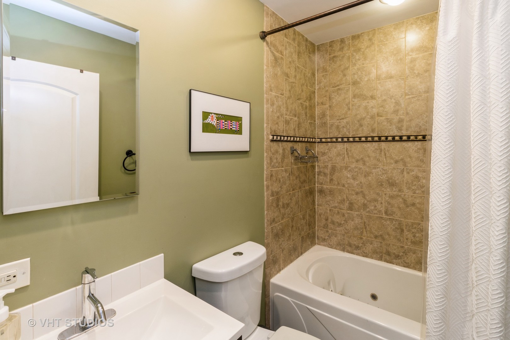 49 South Quentin Road Palatine, IL 60067 - Photo 17 of 25 a bathroom with a toilet and a bathtub
