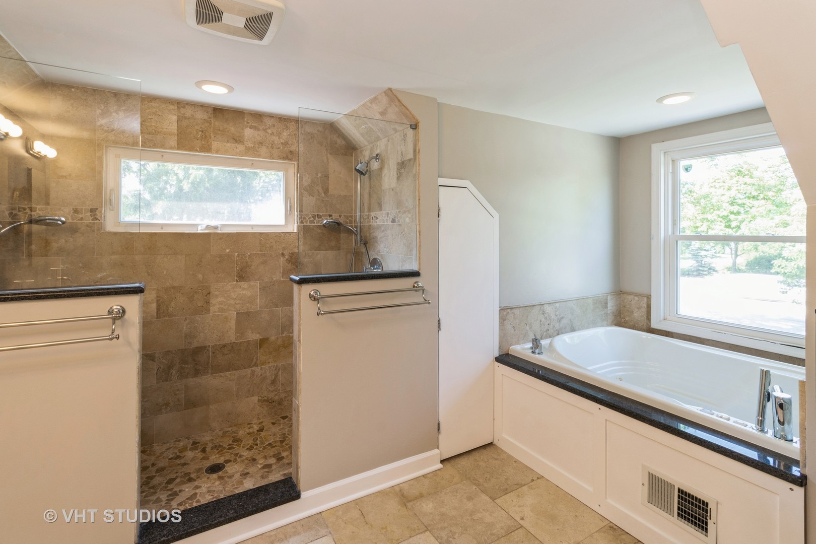 49 South Quentin Road Palatine, IL 60067 - Photo 20 of 25 a bathroom with a bathtub sink and mirror