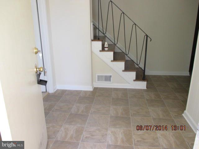 418 Torrington Place Silver Spring, MD 20901 - Photo 4 of 21 Interior (General)